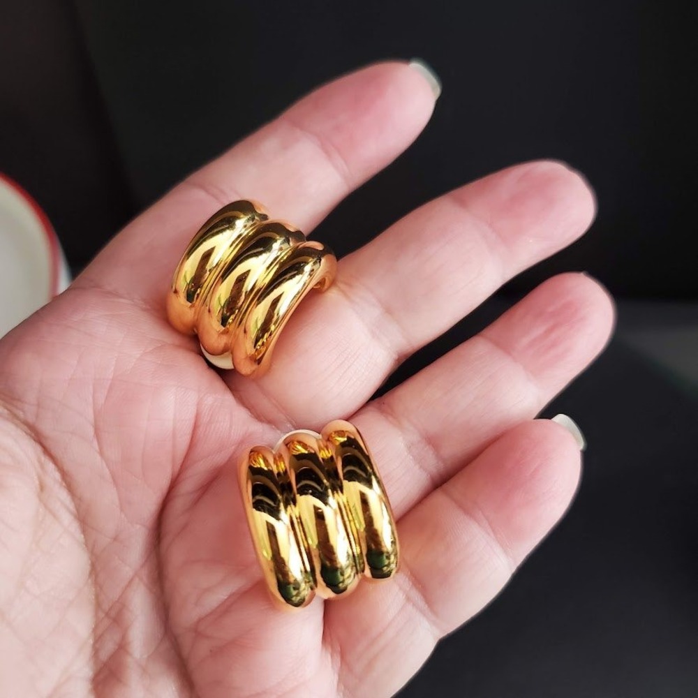 Joan Rivers Gold Tone Chunky Ribbed Shrimp Style Clip On Earrings Vintage